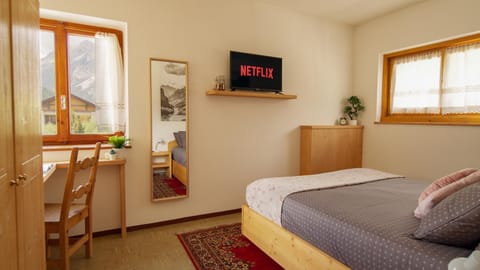 Bed, TV and multimedia, Photo of the whole room, Evening entertainment, Bedroom