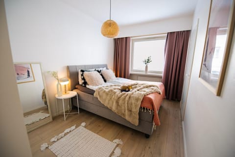 Bed, Photo of the whole room, Decorative detail, Bedroom