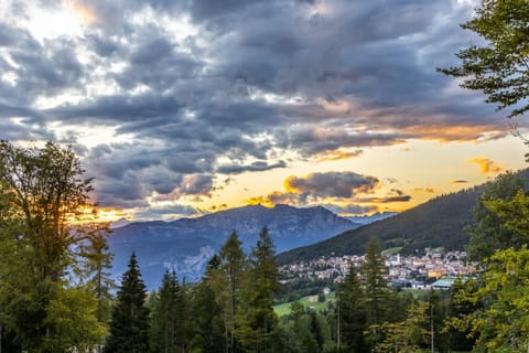 Nearby landmark, Natural landscape, Photo of the whole room, Mountain view, Sunset