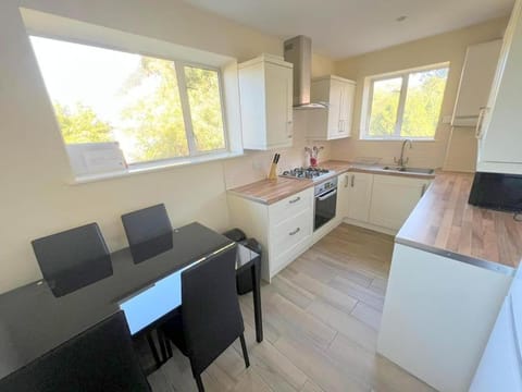 Kitchen or kitchenette, Dining area, minibar, pet friendly, stove