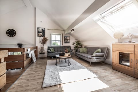 Bed, Living room, Photo of the whole room, Seating area