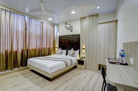 Bed, Photo of the whole room, Seating area, Bedroom, hair dresser