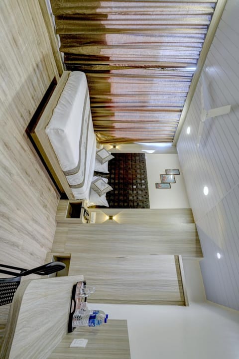 Bed, Photo of the whole room, Seating area, Bedroom, hair dresser