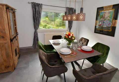 Seating area, Dining area, Food