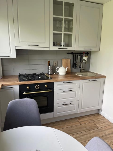Kitchen or kitchenette, pet friendly, stove