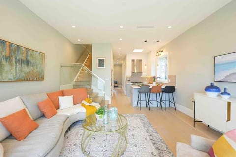 Four bedrooms New Lovely Duplex House-1628 Villa in Vancouver