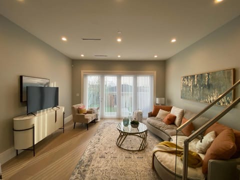 Four bedrooms New Lovely Duplex House-1628 Villa in Vancouver