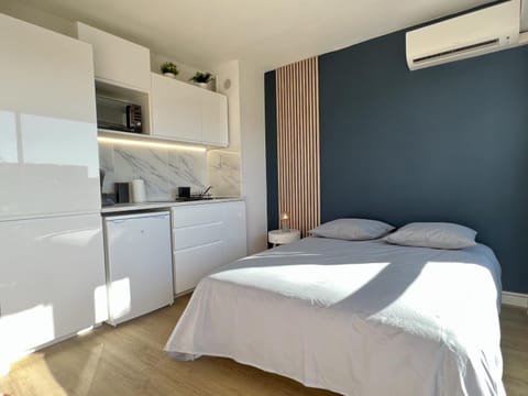 Photo of the whole room, Bedroom