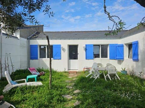 Deux maisons reunis par le jardin et sa cabine de plage, à 8min à pieds des plages et de l'océan Cabin in Batz-sur-Mer