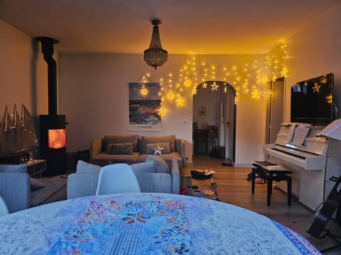 Deux maisons reunis par le jardin et sa cabine de plage, à 8min à pieds des plages et de l'océan Cabin in Batz-sur-Mer