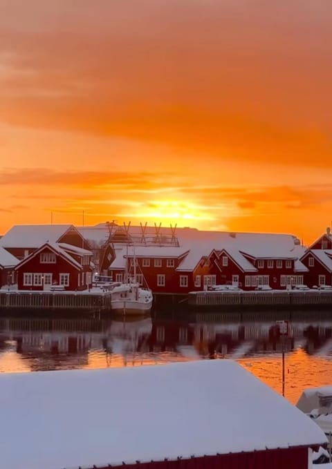 Kule gule huset Vacation rental in Lofoten