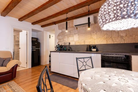 Kitchen or kitchenette, Dining area, stove