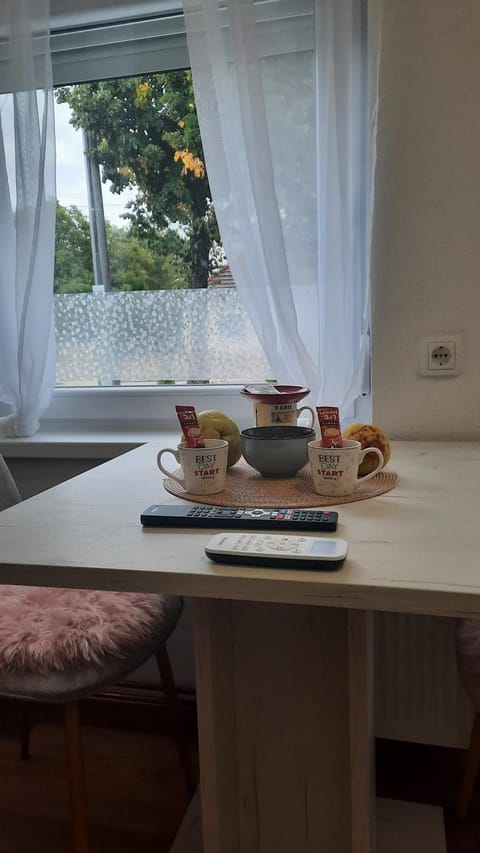 Food and drinks, Seating area, Dining area