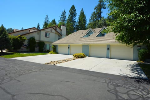 Walter- Lake AreaFree Night Special House in Bass Lake