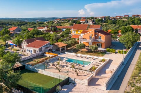 Bird's eye view, Pool view