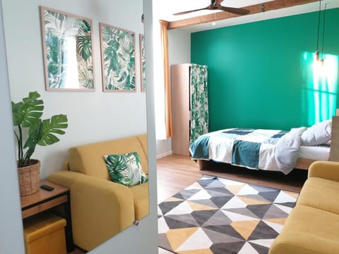 Bed, Living room, Photo of the whole room, Seating area, Bedroom, fireplace