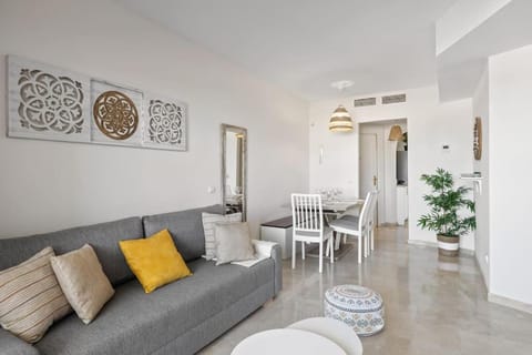 Beautiful 3 Bed Stylish & Cozy Apartment - Susanna Suite Apartment in Sitio de Calahonda