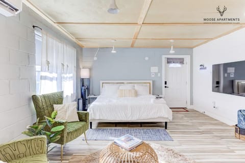 Bed, TV and multimedia, Living room, Photo of the whole room, Seating area, Bedroom, air conditioner