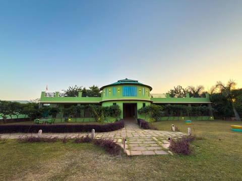 Property building, Day, Natural landscape, Garden, Garden view