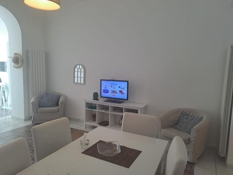 Communal lounge/ TV room, TV and multimedia, Living room, Seating area, Dining area, Lunch, Lunch