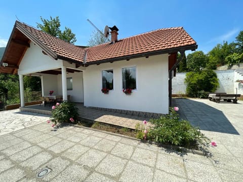 Property building, Garden, Garden view, Parking