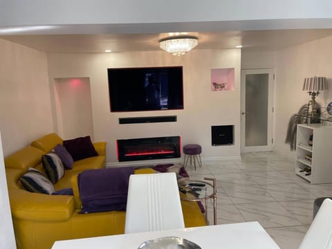 Communal lounge/ TV room, TV and multimedia, Living room, Seating area, Evening entertainment, flat iron