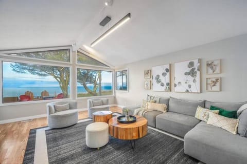 Oceanfront Family Retreat House in Whidbey Island