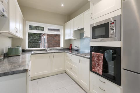 Home from Home 4 Bed - Ideal for Workers & Great for Groups, FREE Parking, Spacious, Pet Friendly Netflix Apartment in Rotherham