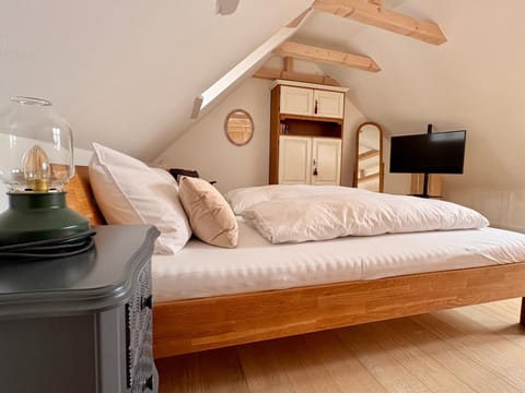 Bed, TV and multimedia, Photo of the whole room, Bedroom