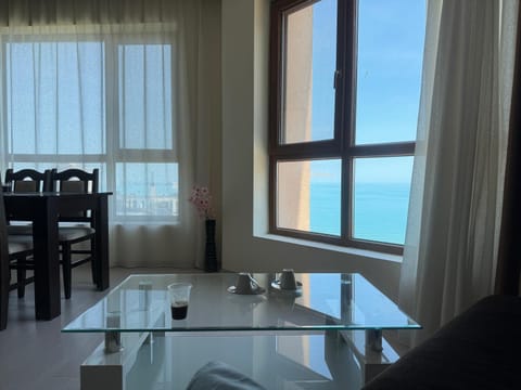 Coffee/tea facilities, Living room, Seating area, Dining area, Sea view