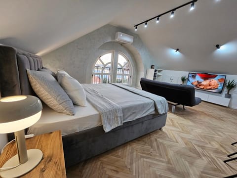 Bed, TV and multimedia, Living room, Photo of the whole room, Seating area, Bedroom