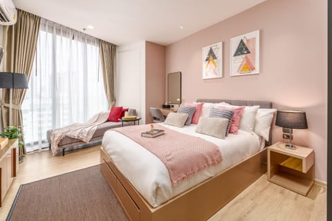 Bed, Living room, Photo of the whole room, Seating area, Bedroom