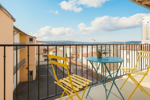 View (from property/room), Balcony/Terrace, Dining area, Quiet street view, Inner courtyard view