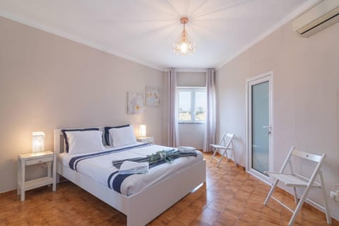 Bed, Photo of the whole room, Bedroom, air conditioner