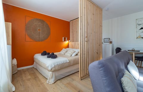 Bed, Photo of the whole room, Seating area, Bedroom
