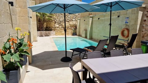 Patio, Pool view, Swimming pool, Swimming pool, sunbed