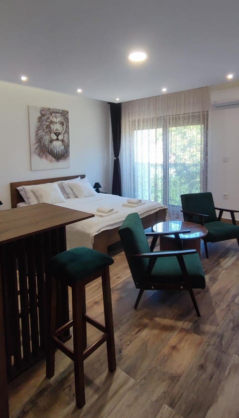 Bed, Living room, Photo of the whole room, Seating area