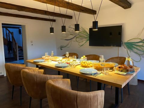 Dining area, Food