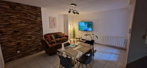 TV and multimedia, Seating area, Dining area