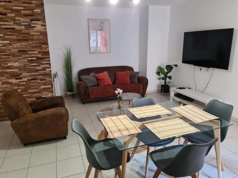 TV and multimedia, Living room, Seating area, Dining area