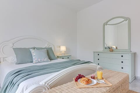 Bed, Food and drinks, Bedroom, Food, wardrobe