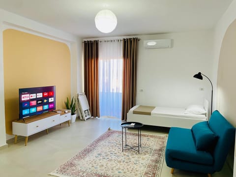Communal lounge/ TV room, Bed, TV and multimedia, Living room, Photo of the whole room, Seating area, Evening entertainment, air conditioner