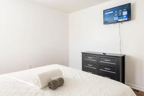 Bed, TV and multimedia, Bedroom