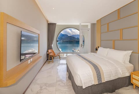 Bed, Natural landscape, Photo of the whole room, Bedroom