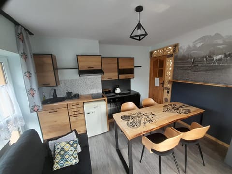 Kitchen or kitchenette, Living room, Seating area, Dining area, stove