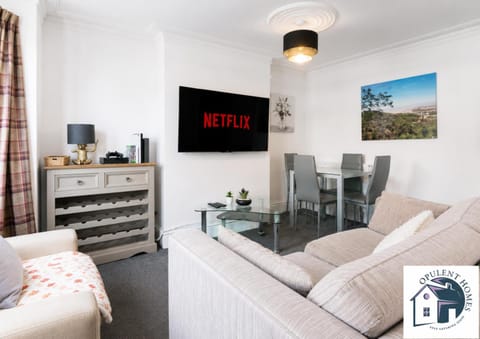 Communal lounge/ TV room, TV and multimedia, Living room, Seating area, Evening entertainment