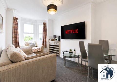 Communal lounge/ TV room, TV and multimedia, Living room, Seating area, Dining area, Evening entertainment, Text overlay