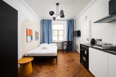 Bed, TV and multimedia, Kitchen or kitchenette, Photo of the whole room, Dining area, Bedroom, stove