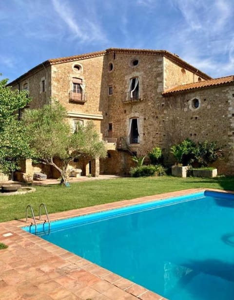 Property building, Facade/entrance, Off site, Day, Garden, Balcony/Terrace, Garden view, Landmark view, Pool view, Swimming pool, Swimming pool