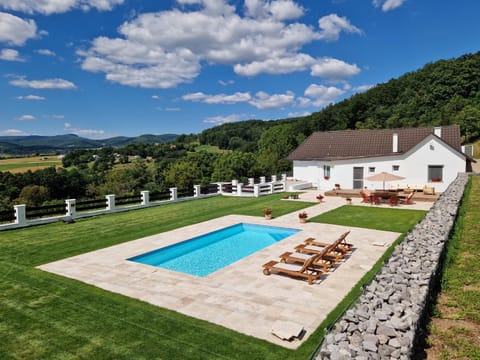 Natural landscape, Garden, Garden view, Mountain view, Pool view, Swimming pool, Swimming pool, sunbed